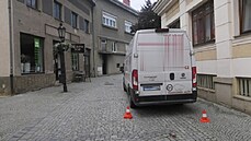 Řidič dodávky srazil při couvání vozíčkáře, který jel v tu chvíli také... Řidič dodávky srazil při couvání vozíčkáře, který jel v tu chvíli také...