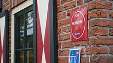 Vchod do restaurace s michelinskou plaketou. Ilustrační foto Vchod do restaurace s michelinskou plaketou. Ilustrační foto