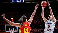 Srbská střelkyně Sonja Vasičová (vpravo) střílí na španělský koš přes Raquel... Srbská střelkyně Sonja Vasičová (vpravo) střílí na španělský koš přes Raquel...