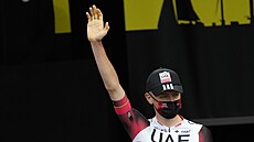 Tadej Pogačar zdraví fandy, kteří se sešli na představení týmů před Tour de... Tadej Pogačar zdraví fandy, kteří se sešli na představení týmů před Tour de...