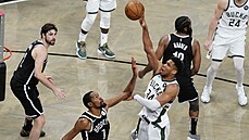 Janis Adetokunbo z Milwaukee střílí přes Kevina Duranta z Brooklynu. Janis Adetokunbo z Milwaukee střílí přes Kevina Duranta z Brooklynu.