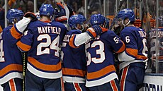 Hokejisté New York Islanders slaví vítězství nad Tampou. Hokejisté New York Islanders slaví vítězství nad Tampou.