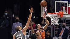 Devin Booker (vpravo) z Phoenixu střílí, brání ho Nicolas Batum a Terance Mann... Devin Booker (vpravo) z Phoenixu střílí, brání ho Nicolas Batum a Terance Mann...