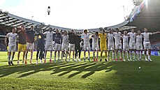 Čeští fotbalisté po remíze 1:1 s Chorvatskem dovádějí s fanoušky, kteří je... Čeští fotbalisté po remíze 1:1 s Chorvatskem dovádějí s fanoušky, kteří je...