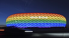 Mnichovská Allianz Arena se rozsvítila do duhových barev například v červenci... Mnichovská Allianz Arena se rozsvítila do duhových barev například v červenci...