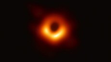 Slavný snímek stínu černé díry v galaxii M87. Fyzikové v Opavy se zabývají i... Slavný snímek stínu černé díry v galaxii M87. Fyzikové v Opavy se zabývají i...