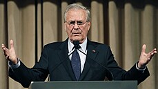 Donald Rumsfeld (11. října 2011) Donald Rumsfeld (11. října 2011)
