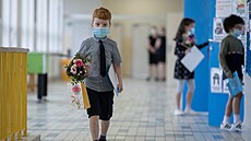 Děti většinou nosí pro učitele květinu a malý dárek. (30. června 2021) Děti většinou nosí pro učitele květinu a malý dárek. (30. června 2021)