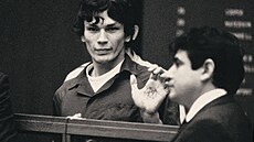 Richard Ramirez před soudem Richard Ramirez před soudem