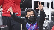 Trae Young z Atlanty fandí spoluhráčům z lavičky, kvůli zranění kotníku do... Trae Young z Atlanty fandí spoluhráčům z lavičky, kvůli zranění kotníku do...