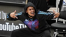Trae Young oslavuje úspěch spoluhráčů z Atlanty. Trae Young oslavuje úspěch spoluhráčů z Atlanty.