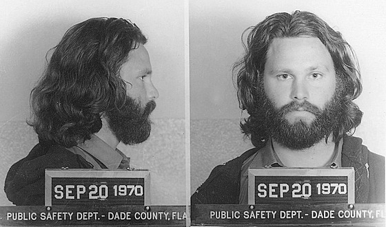 Jim Morrison na policejní fotografii z roku 1970. To jej ji oplétaky se...