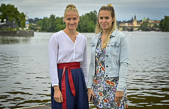 Skifaky Lenka Antoová (vlevo) a Kristýna Fleissnerová pózují na behu Vltavy.