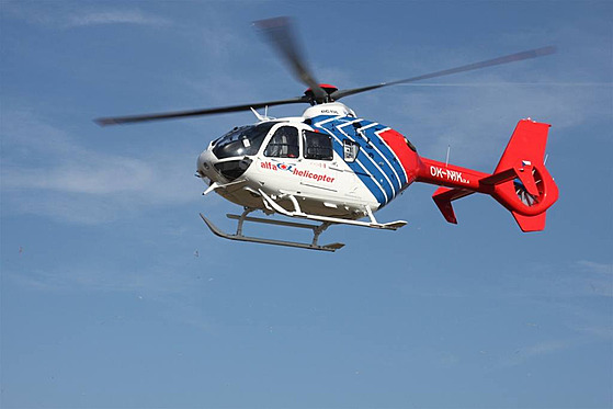 Pro ván zranného pacienta piletl do Píchovic vrtulník.