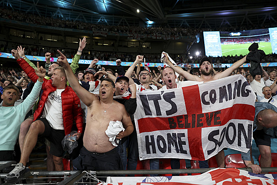 Anglití fanouci ve Wembley oslavují postup do finále mistrovství Evropy.