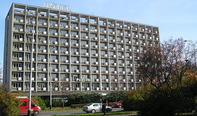 Bývalý hotel Stroja v Perov.