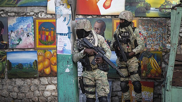 Vojci hldaj ulici, kde bydlel prezident Haiti Jovenel Moise. (7. ervence 2021)