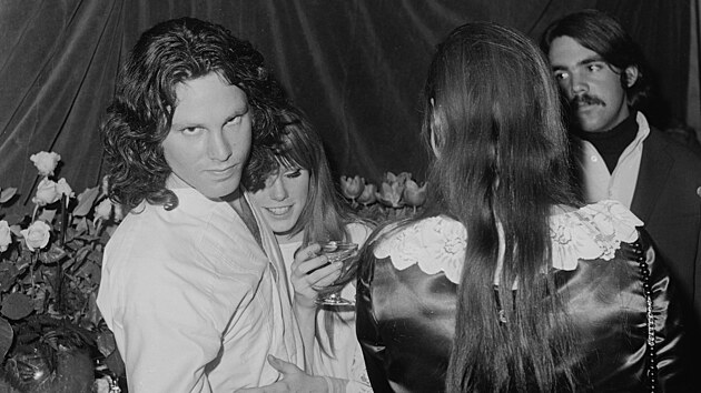 Tak vypadala ra hippies. Na vercch, mejdanech, parties se dvojice Jim Morrison a Pamela Coursonov rozhodn neztrcela.