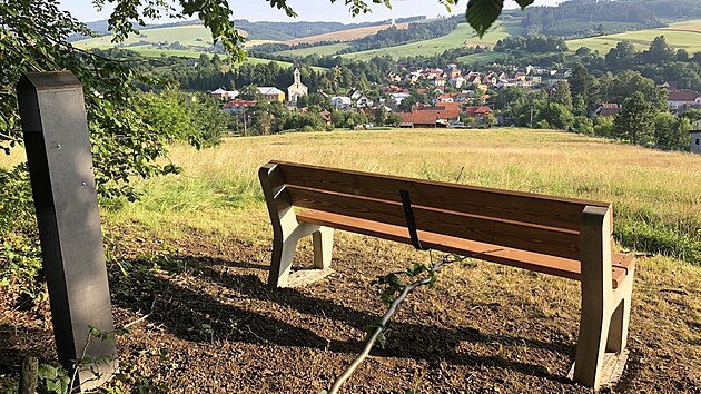 V nejrznjch lokalitch v Ratiboi vzniklo celkem 18 laviek a odpovadel. Kad msto m svho patrona, kter se o nj star.