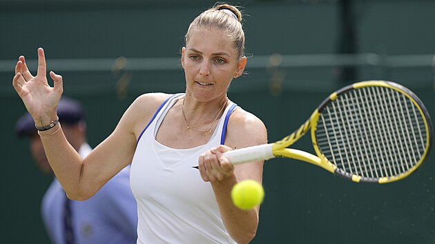 Kristna Plkov hraje forhend ve druhm kole Wimbledonu.