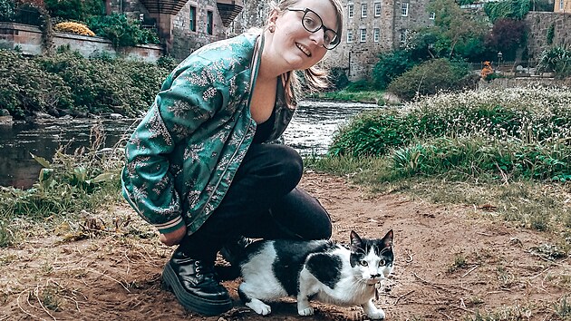 Aaricia se svou kokou Munro na prochzce v Edinburghu. 