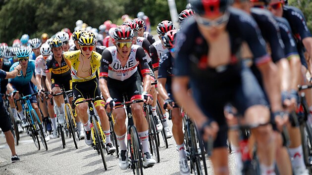 Tadej Pogaar jede ve lutm dresu bhem 11. etapy Tour de France.