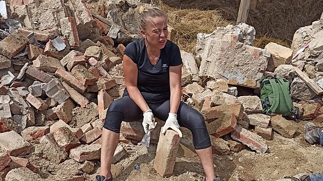 Obec Stebno se vzpamatov&aacute;v&aacute; z ničiv&eacute; bouře. M&iacute;stn&iacute;m pom&aacute;h&aacute; s odkl&iacute;zen&iacute;m sut&iacute; řada dobrovoln&iacute;ků. (6. 7. 2021)