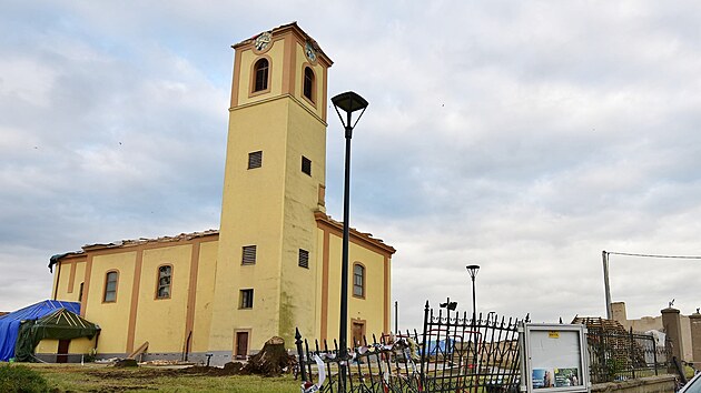 Ponien kostel v Moravsk Nov vsi krtce po torndu.