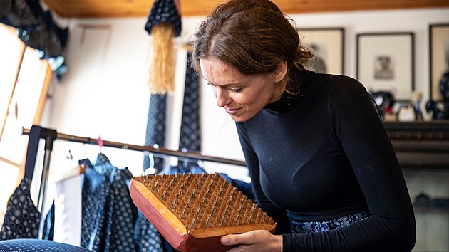 Návrhářka Zuzana Osako si v olešnické dílně Jiřího Danzingera prohlíží látky, ze kterých vznikne modrotisk pro olympioniky.