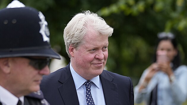 Hrabě Charles Spencer při př&iacute;chodu do Kensingtonsk&eacute;ho pal&aacute;ce (Lond&yacute;n, 1. července 2021)