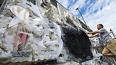 Dílo výtvarníka Jiřího Davida na smíchovské náplavce. (7. července 2021) Dílo výtvarníka Jiřího Davida na smíchovské náplavce. (7. července 2021)