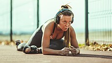 Není to jen věc módy, hudba při cvičení opravdu pomáhá, tvrdí věda. Není to jen věc módy, hudba při cvičení opravdu pomáhá, tvrdí věda.