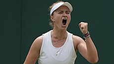 Barbora Krejčíková se raduje z postupu do třetího kola Wimbledonu. Barbora Krejčíková se raduje z postupu do třetího kola Wimbledonu.