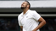 Australan Nick Kyrgios se drží za bolavý břišní sval ve třetím kole Wimbledonu. Australan Nick Kyrgios se drží za bolavý břišní sval ve třetím kole Wimbledonu.