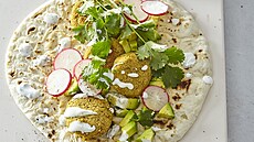Falafel z mungo fazolí na placatém chlebu s malým salátem Falafel z mungo fazolí na placatém chlebu s malým salátem