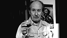 Jiří Voskovec ve svém bytě na Manhattanu v roce 1979 Jiří Voskovec ve svém bytě na Manhattanu v roce 1979