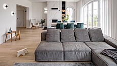Obývací pokoj v prvním patře se dostal do první vlny rekonstrukce. Architekti... Obývací pokoj v prvním patře se dostal do první vlny rekonstrukce. Architekti...
