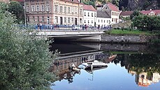 Ve Vranově nad Dyjí vytahovali hasiči 1. 7. 2021 dodávku z řeky. Ve Vranově nad Dyjí vytahovali hasiči 1. 7. 2021 dodávku z řeky.