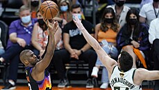 Chris Paul z Phoenixu pálí za tři body, brání ho Pat Connaughton z Milwaukee. Chris Paul z Phoenixu pálí za tři body, brání ho Pat Connaughton z Milwaukee.