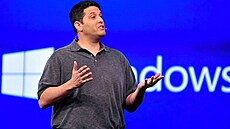 Viceprezident Microsoftu Terry Myerson na tiskové konferenci Viceprezident Microsoftu Terry Myerson na tiskové konferenci