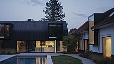 Posuvné prosklené stěny oddělují kuchyňskou část od terasy. Posuvné prosklené stěny oddělují kuchyňskou část od terasy.