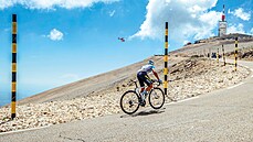 Takovýto pohled se naskytne cyklistm v poslední fázi stoupání na Mont Ventoux .