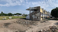 Letní stadion už začínají plnit hromady suti. Letní stadion už začínají plnit hromady suti.