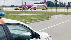 Strážníci stihli dopravit zavazadlo na letiště včas. Strážníci stihli dopravit zavazadlo na letiště včas.
