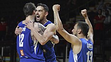 Ondřej Balvín, Tomáš Satoranský a Jakub Šiřina (zleva) slaví českou výhru nad... Ondřej Balvín, Tomáš Satoranský a Jakub Šiřina (zleva) slaví českou výhru nad...