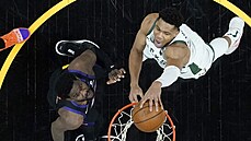 Janis Adetokunbo (vpravo) z Milwaukee smečuje přes Deandreho Aytona z Phoenixu. Janis Adetokunbo (vpravo) z Milwaukee smečuje přes Deandreho Aytona z Phoenixu.