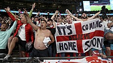 Angličtí fanoušci ve Wembley oslavují postup do finále mistrovství Evropy. Angličtí fanoušci ve Wembley oslavují postup do finále mistrovství Evropy.