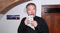Zdeňku Vřešťálovi nedělá problém žádný hudební nástroj. Zdeňku Vřešťálovi nedělá problém žádný hudební nástroj.