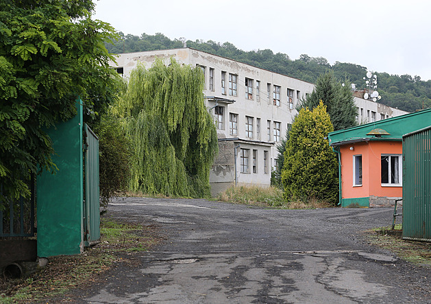 Areál bývalé slepiárny ve Vchynicích u Lovosic.