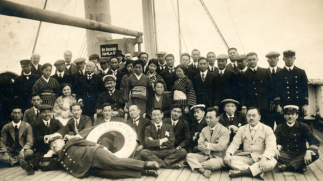 B. M. Eliáová s posádkou a cestujícími na lodi Fushimi Maru pi návratu z...